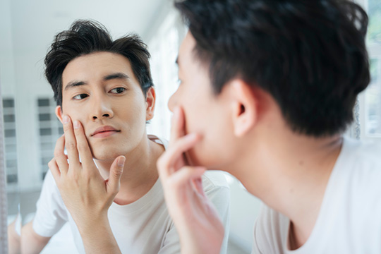 What are the benefits of using a face wash specifically designed for men?